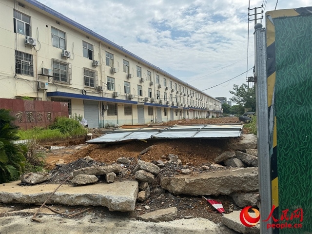 長(zhǎng)富大道北側(cè)輔路在進(jìn)行強(qiáng)電遷改項(xiàng)目。人民網(wǎng)記者 邱燁攝