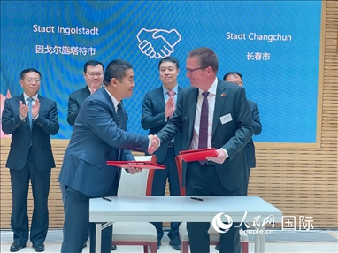 （10月16日，第十屆巴伐利亞中國日在慕尼黑舉行。圖為簽約儀式現(xiàn)場。人民網(wǎng)記者劉赫攝）