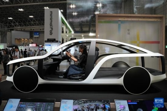 這是10月17日在日本千葉縣舉行的日本高新技術(shù)博覽會(huì)上拍攝的，索尼公司展示的概念車(chē)模型。新華社記者 錢(qián)錚 攝