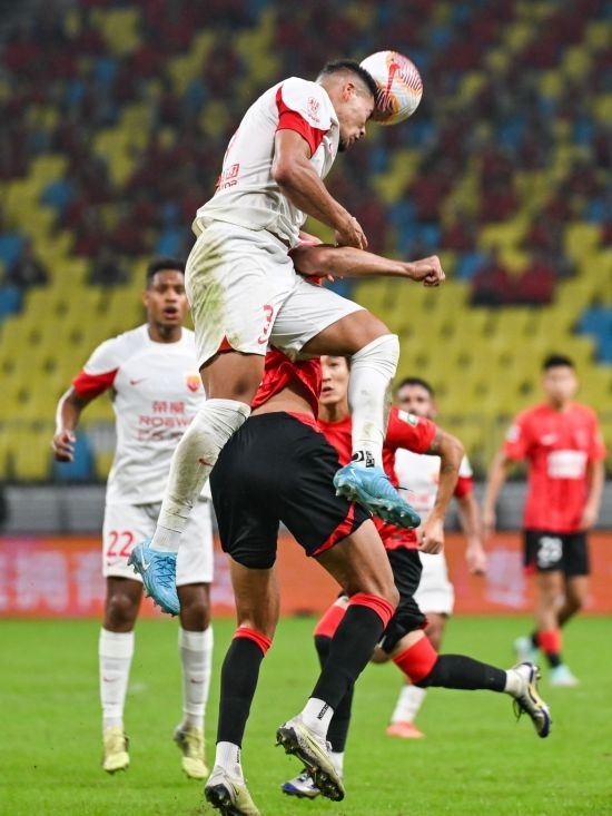 10月18日，上海海港隊球員蔣光太（上）在比賽中和成都蓉城隊球員費利佩（下）爭頂。新華社記者 王曦 攝