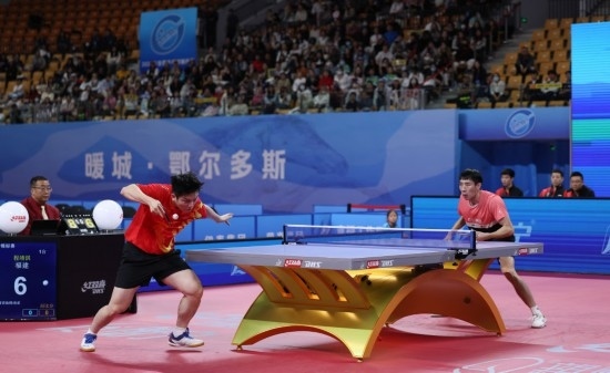 10月18日，上海隊選手樊振東（左）在單打比賽中發(fā)球。他3:2戰(zhàn)勝福建隊選手程靖淇。新華社記者 王楷焱 攝