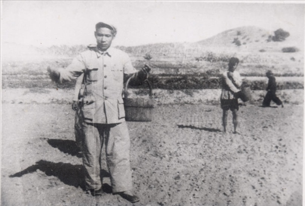 谷文昌（左）在田間與農(nóng)民一起勞動(dòng)（資料照片）。