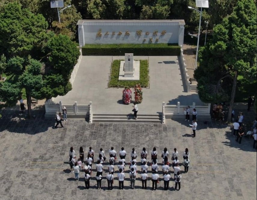 2021年6月24日，參觀者在位于河南省蘭考縣的焦裕祿紀(jì)念園瞻仰焦裕祿烈士墓（無人機(jī)照片）。新華社記者 李安 攝