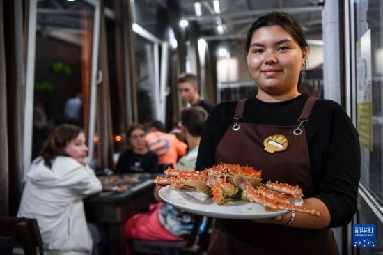 9月2日，俄羅斯符拉迪沃斯托克一家餐館的服務(wù)員在展示帝王蟹。新華社記者 曹陽 攝