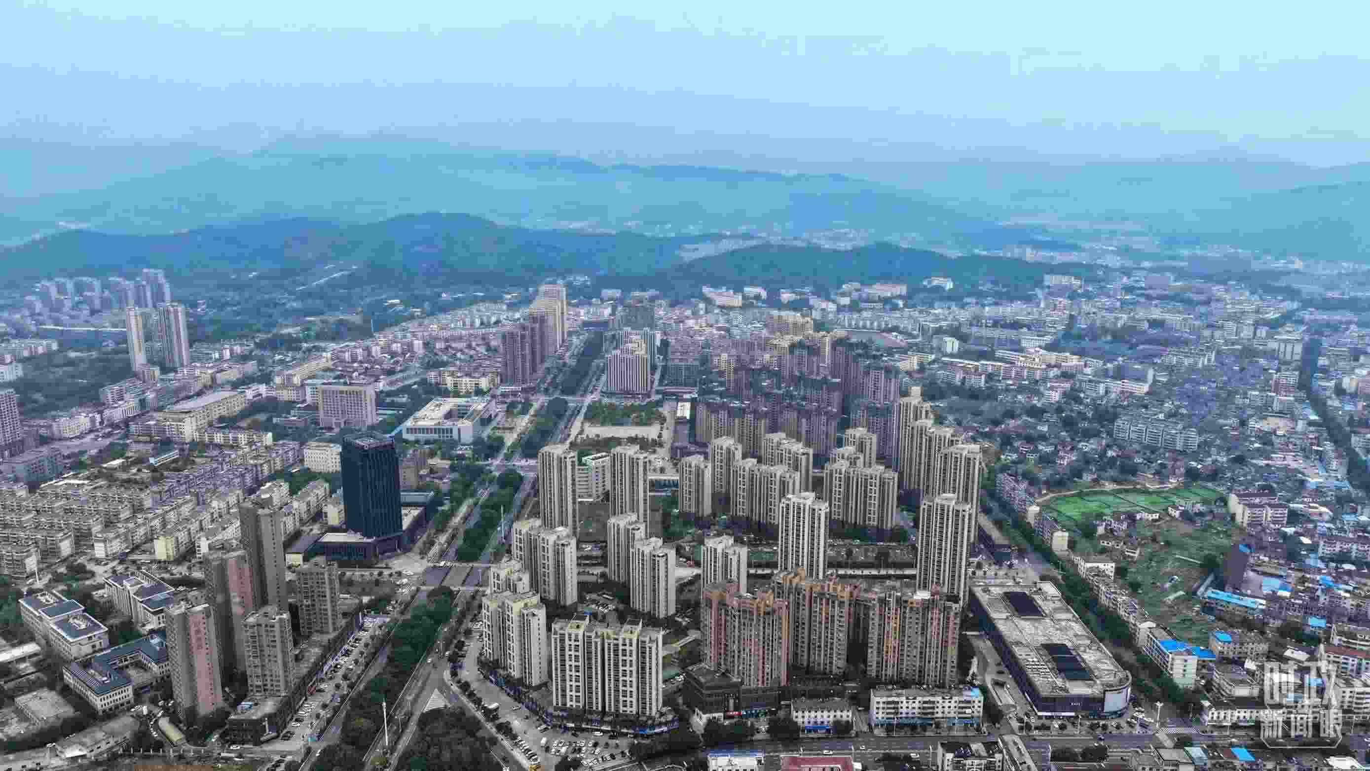 △俯瞰桐城市。（總臺記者葛啟文拍攝）