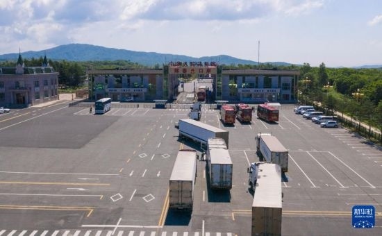 2019年6月22日，往返于中國和俄羅斯的貨車在中俄琿春口岸前排隊等待通關(guān)（無人機照片）。