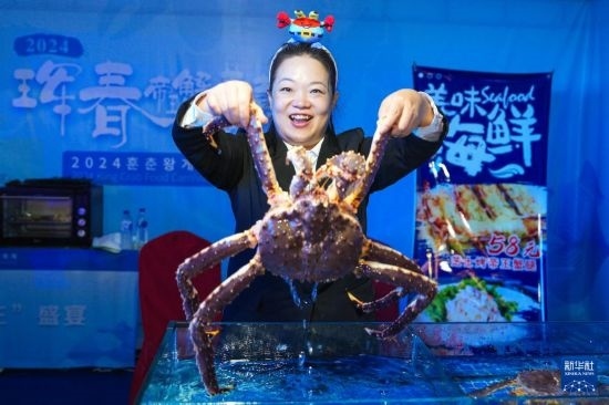 9月19日，在吉林省琿春市，商家在展示售賣的帝王蟹。新華社記者 許暢 攝