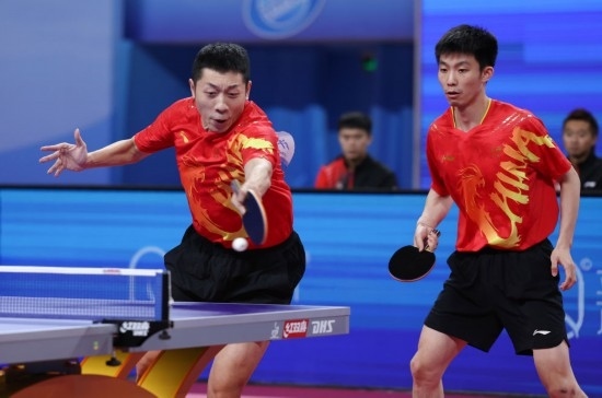10月18日，上海隊組合許昕（左）/周愷在雙打比賽中。他們3:0戰(zhàn)勝福建隊組合曾蓓勛/陳俊菘。新華社記者 王楷焱 攝