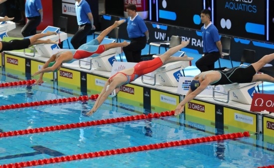 10月18日，中國選手張雨霏（右二）在女子50米自由泳預賽中出發(fā)。新華社記者 方喆 攝