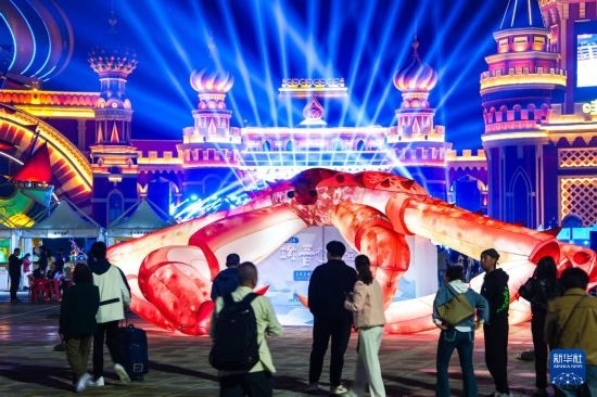 9月19日，游客在吉林省琿春市的2024琿春帝王蟹美食嘉年華現(xiàn)場游玩。新華社記者 許暢 攝