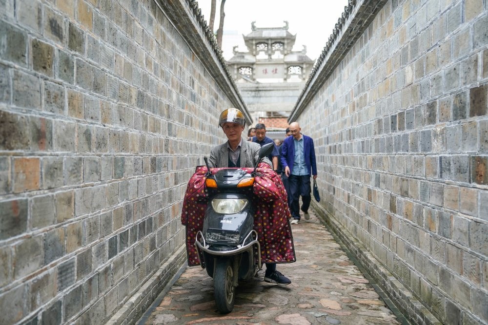 ↑市民在安徽省安慶市桐城市六尺巷通行。