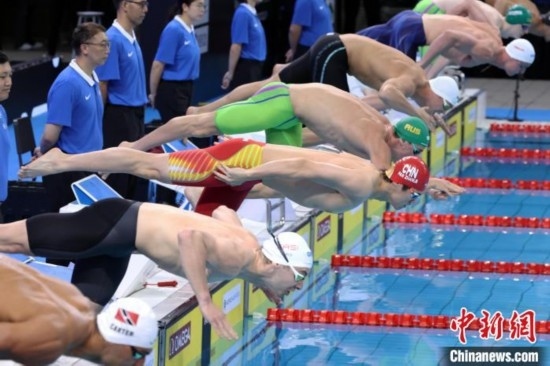 10月19日晚，2024年世界泳聯(lián)游泳世界杯上海站結(jié)束第二個比賽日的爭奪。圖為中國選手潘展樂(左三)在男子100米自由泳決賽中。 中新社記者 湯彥俊 攝