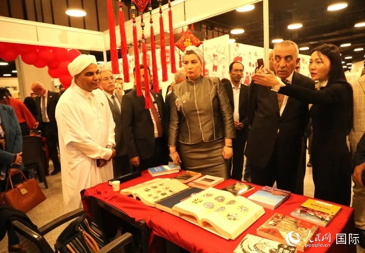 第二十三屆約旦安曼國際書展于10月10日至19日在約旦展覽中心舉行，約旦政府和民間各界人士在中國展臺翻閱圖書，熱烈交流互動，感受中華文化之美。人民網(wǎng)記者 李瀟攝