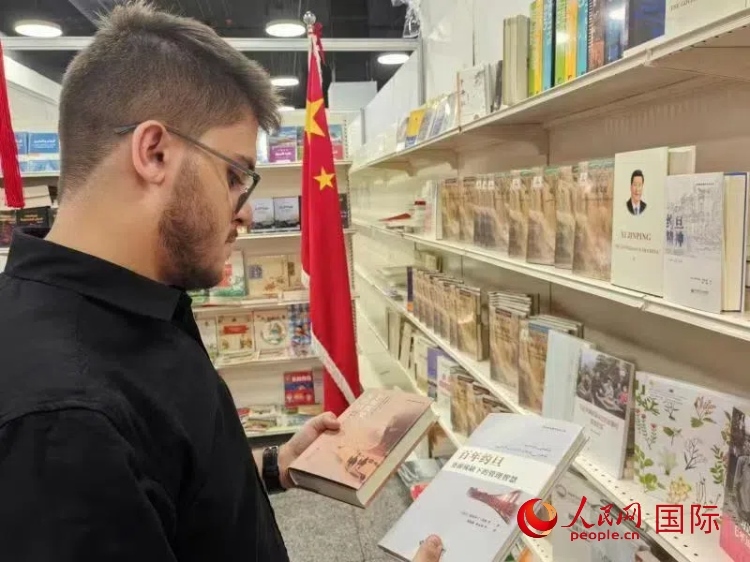 第二十三屆約旦安曼國際書展于10月10日至19日在約旦展覽中心舉行，約旦政府和民間各界人士在中國展臺翻閱圖書，熱烈交流互動，感受中華文化之美。人民網(wǎng)記者 李瀟攝
