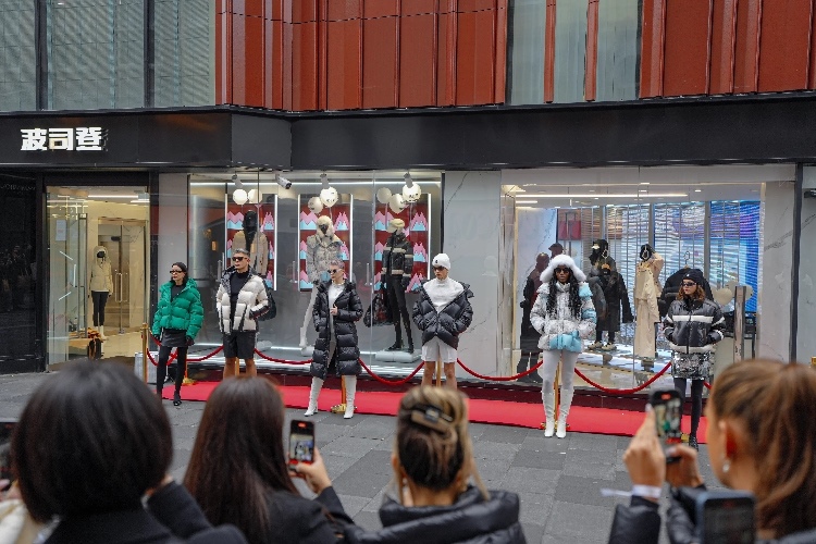 模特在波司登倫敦旗艦店門前展示新款羽絨服。主辦方供圖