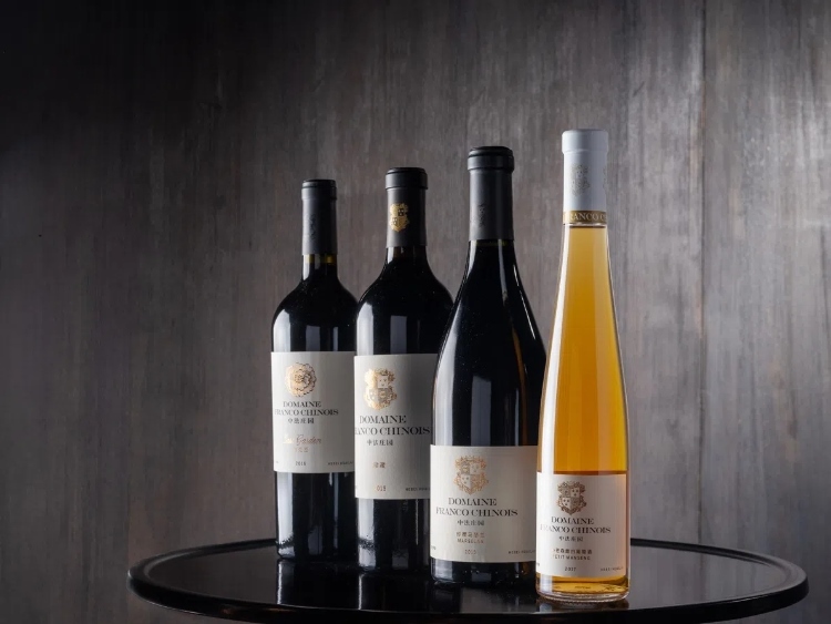 活動現(xiàn)場推介了懷來中法莊園珍藏馬瑟蘭干紅、小芒森甜白等優(yōu)質(zhì)葡萄酒。主辦方供圖