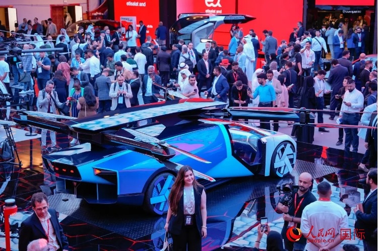 小鵬匯天陸空一體式飛行汽車備受關(guān)注。人民網(wǎng) 塔里克·易卜拉欣攝