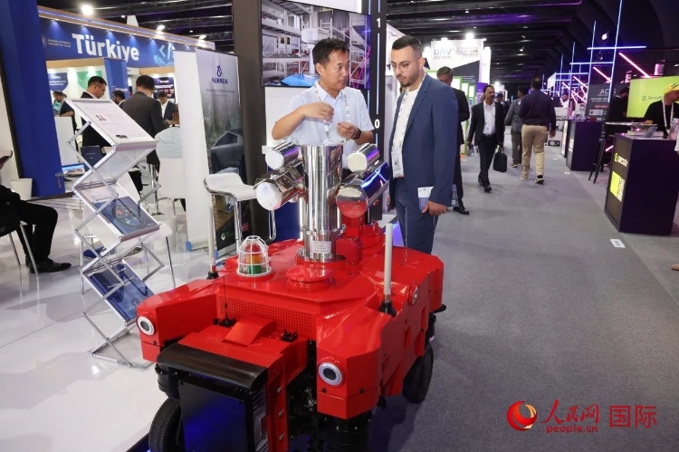 觀眾了解北京眸視科技有限公司研發(fā)的巡檢機(jī)器人。人民網(wǎng)記者 任皓宇攝