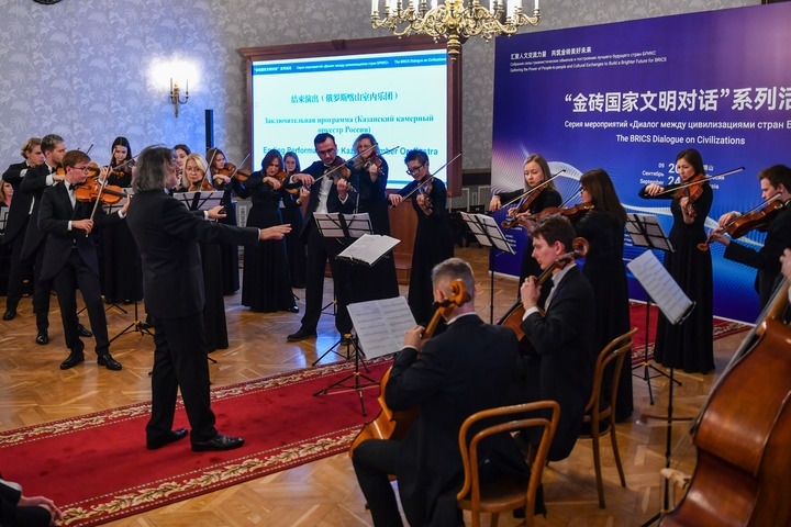 2024年9月24日，在俄羅斯喀山，俄羅斯喀山室內(nèi)樂團演奏傳統(tǒng)曲目。“金磚國家文明對話”系列活動24日在俄羅斯喀山舉行，來自中國、俄羅斯、巴西、印度、南非、伊朗等金磚國家的相關機構、各領域專家學者及青年代表等300多人參加。新華社記者 曹陽 攝