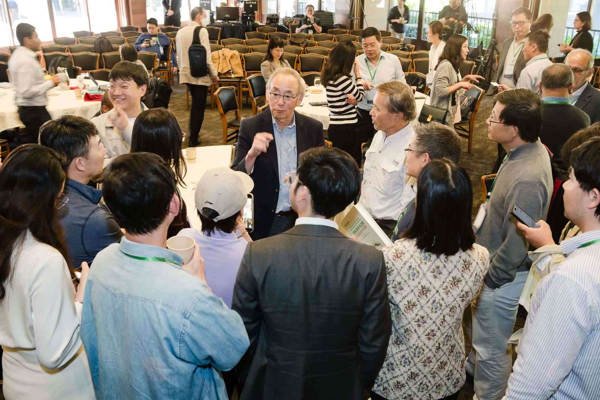 美國前能源部長、諾獎得主朱棣文教授在會場與參會者交流。馮超攝