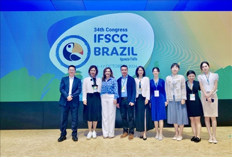 百雀羚集團(tuán)高層與研發(fā)團(tuán)隊(duì)。受訪方供圖