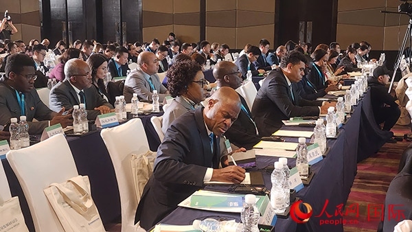 與會來賓在認真記錄。人民網(wǎng)記者 萬宇攝