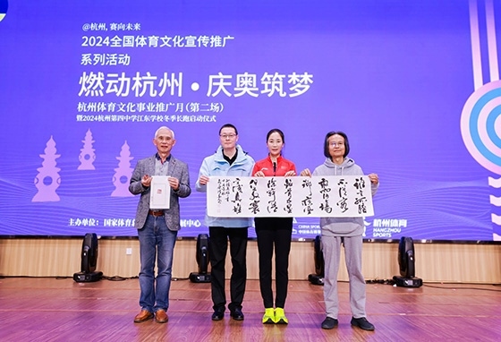 王麗萍與藝術家們共同創(chuàng)作主題作品。主辦方供圖