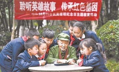 圖為89歲的抗美援朝老兵楊克美在向孩子們講述英雄故事。徐偉攝