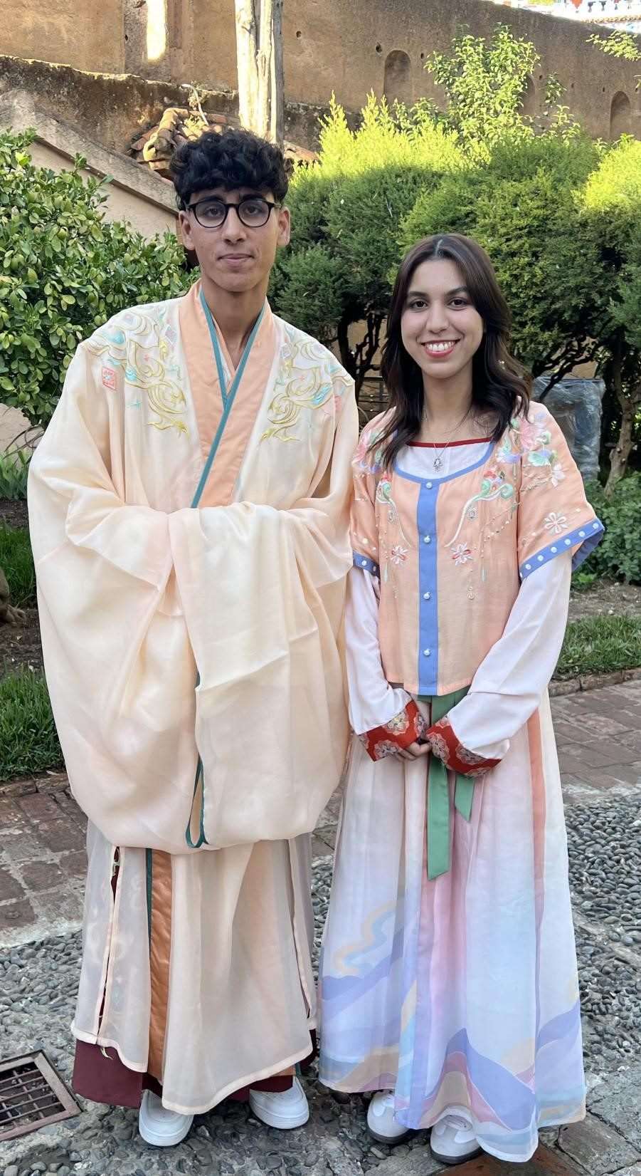 兩位青年試穿中國古代服裝。拉巴特中國文化中心供圖