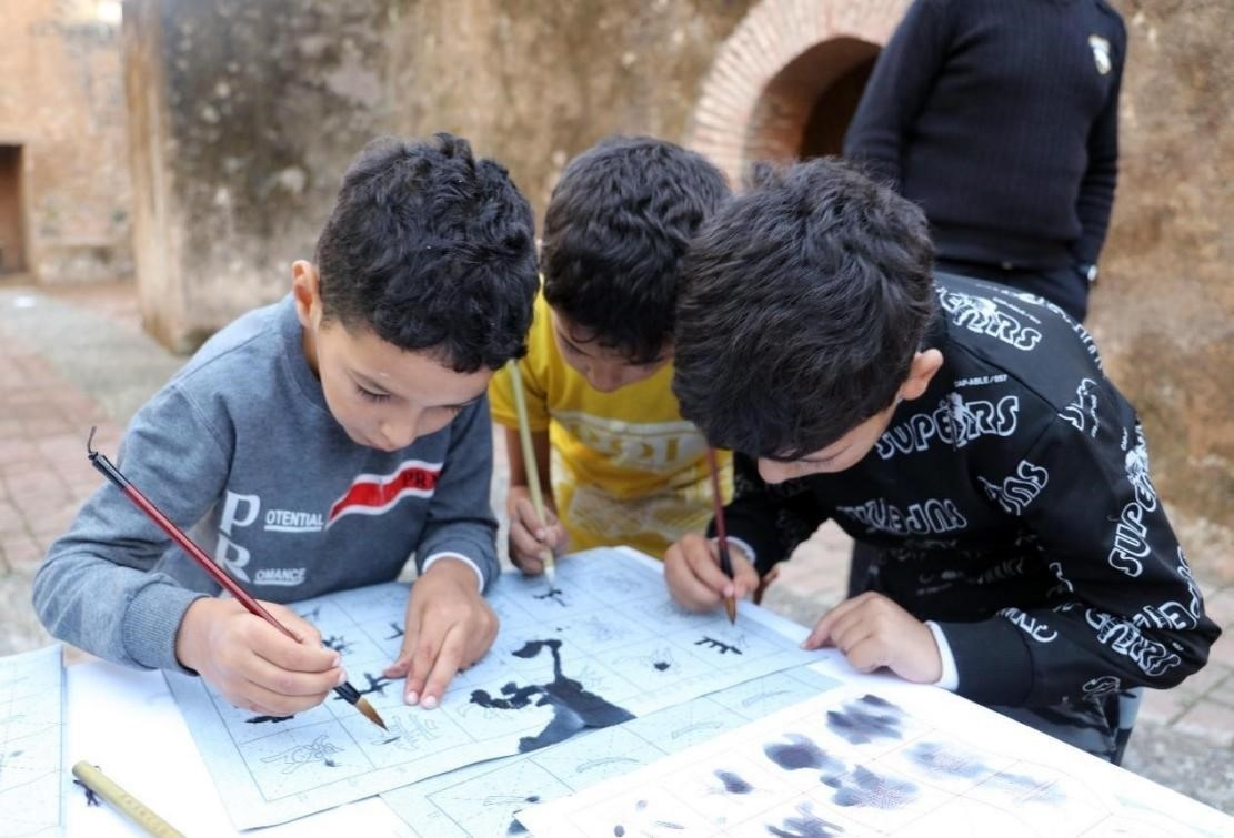 一起學(xué)書法。拉巴特中國文化中心供圖