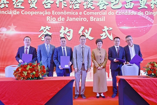 企業(yè)家在活動(dòng)現(xiàn)場參與項(xiàng)目簽約儀式。人民網(wǎng)記者 陳海琪攝