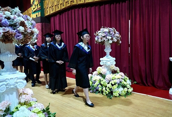 菲律賓岐黃中醫(yī)學(xué)院首屆12名畢業(yè)生順利獲得中醫(yī)相關(guān)執(zhí)業(yè)資格。人民網(wǎng)記者 樊帆攝