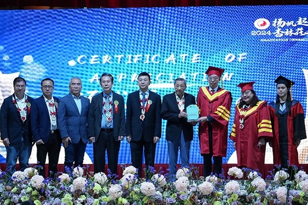 菲律賓首家中醫(yī)學(xué)院——岐黃中醫(yī)學(xué)院在馬尼拉舉行首屆畢業(yè)典禮。人民網(wǎng)記者 樊帆攝