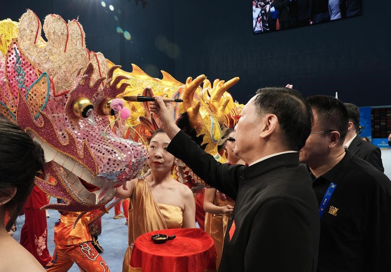 出席開賽儀式的領(lǐng)導(dǎo)及嘉賓共同為參賽龍獅隊(duì)點(diǎn)睛。（受訪者供圖）