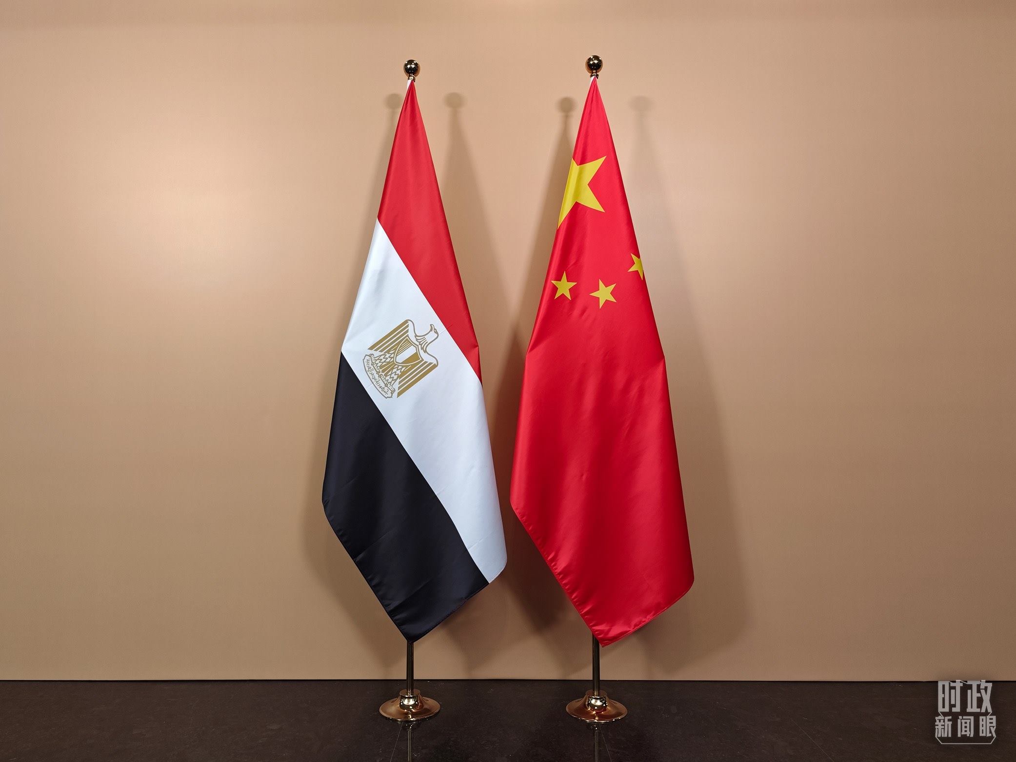 △ 會(huì)見廳外的中國埃及兩國國旗。（總臺(tái)央視記者彭漢明拍攝）