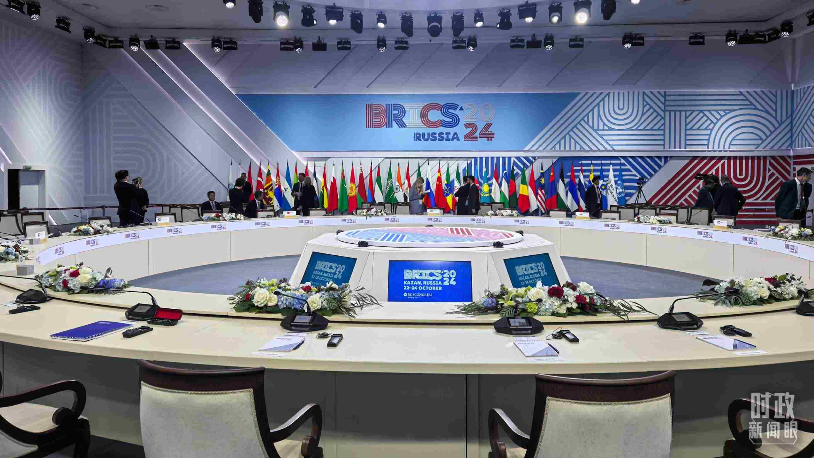 △ 金磚國家領(lǐng)導(dǎo)人大范圍會(huì)議開始前。（總臺(tái)央視記者程鋮拍攝）