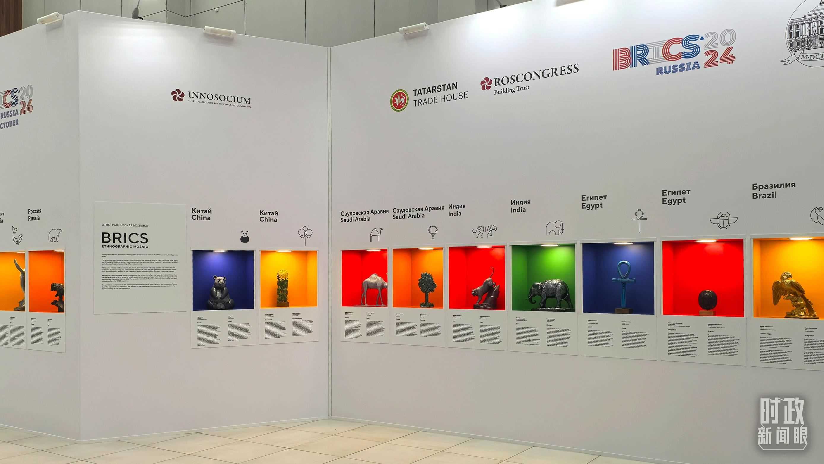 △ 喀山會(huì)展中心內(nèi)展示的金磚國家工藝品。（總臺(tái)央廣記者潘毅拍攝）