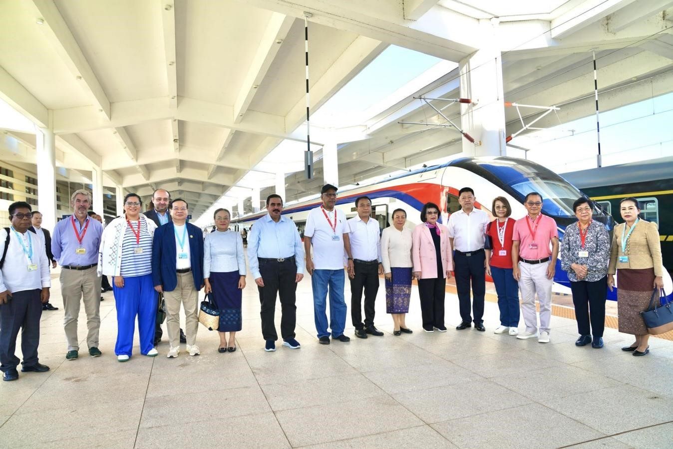 東盟議會聯(lián)盟大會代表團(tuán)與中老鐵路“瀾滄號”動車合影留念。老中鐵路有限公司供圖