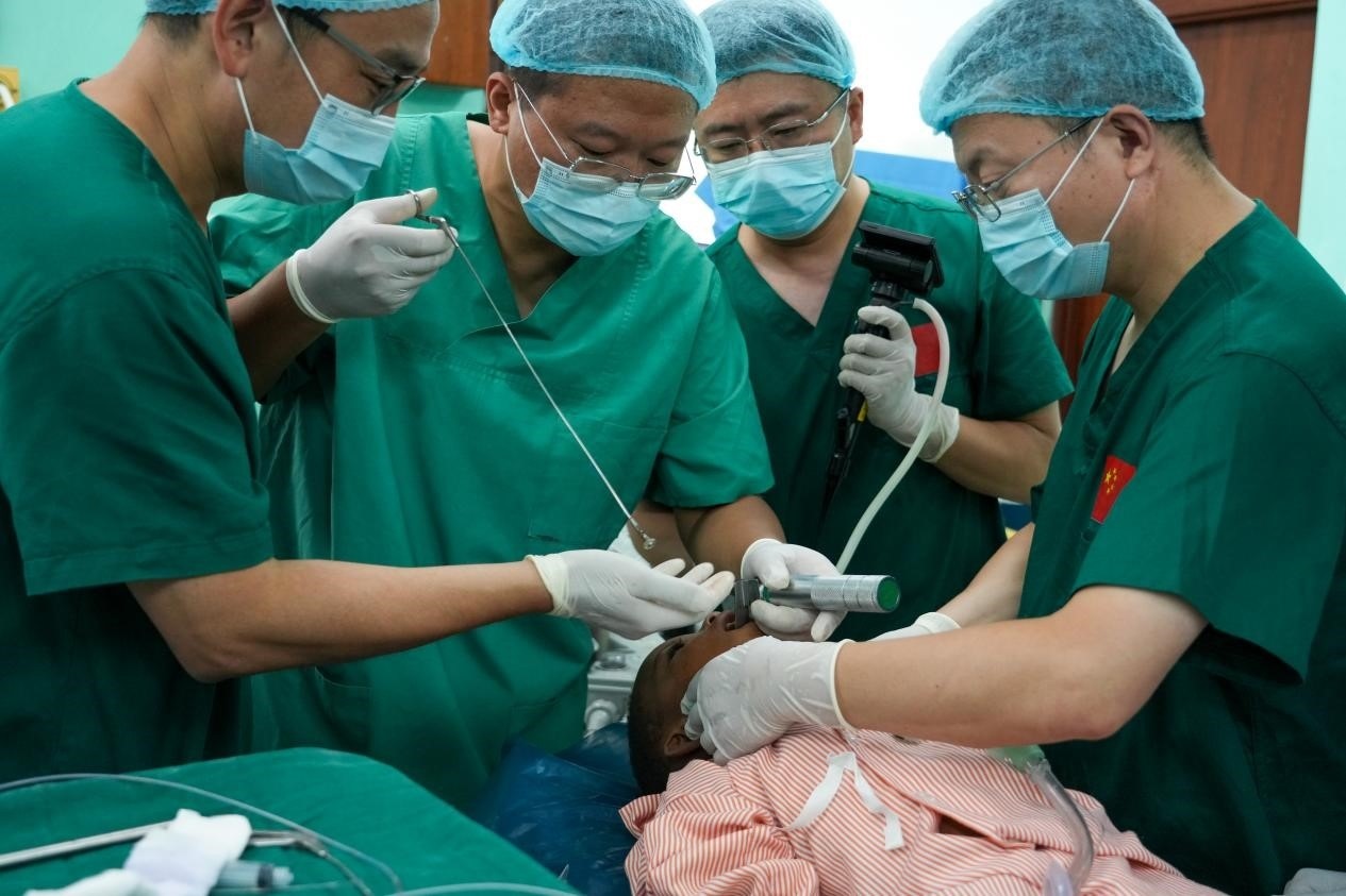 引起患兒窒息的異物被成功取出。中國援桑醫(yī)療隊供圖