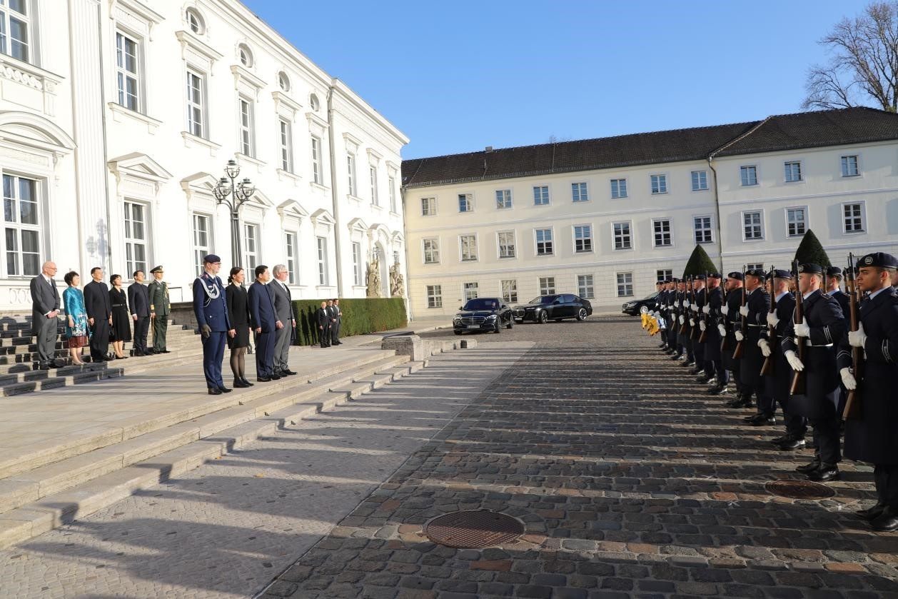 新任中國駐德國大使鄧洪波向德國總統(tǒng)施泰因邁爾遞交國書。中國駐德國大使館供圖