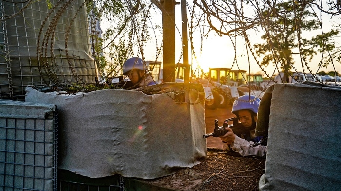 瞭望偵察一線情況。張洪奧攝