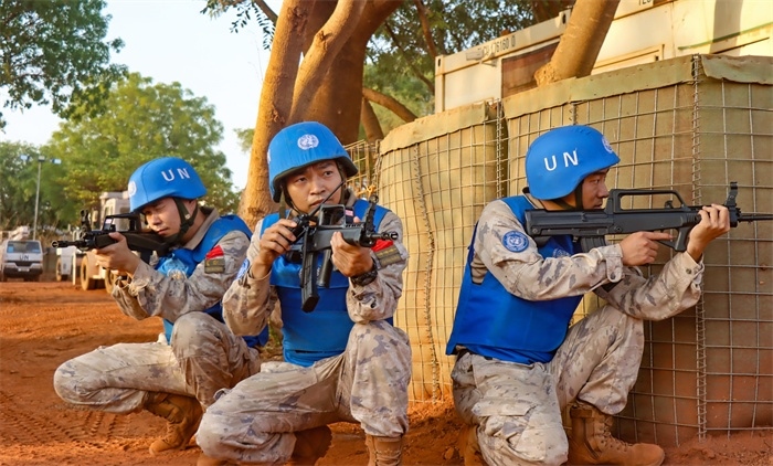 匯報(bào)一線偵察情況。王軍杰攝