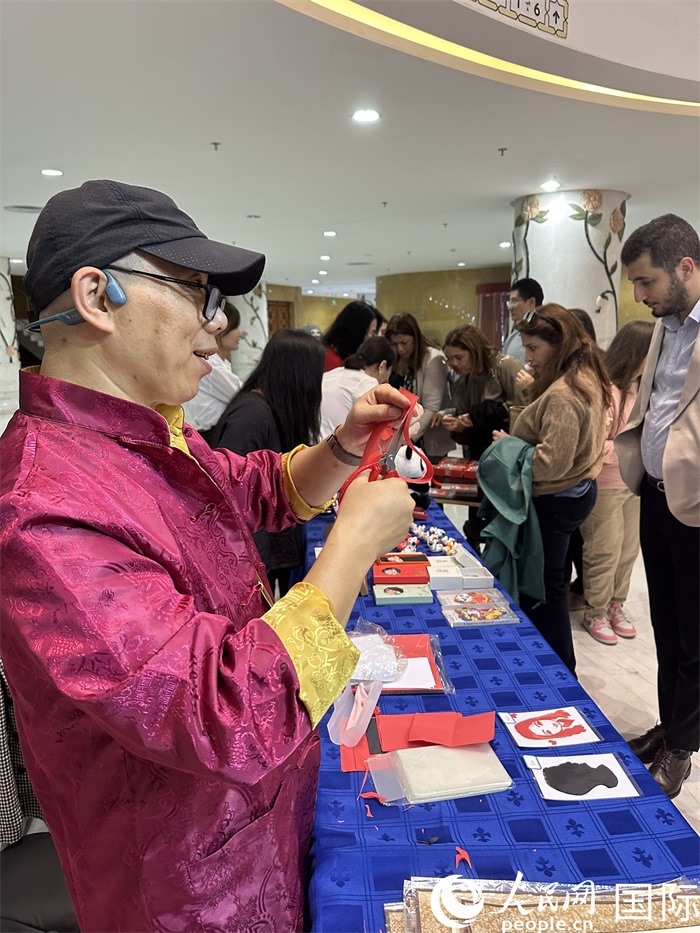 中國傳統(tǒng)非物質(zhì)文化遺產(chǎn)傳承人展示技藝 。人民網(wǎng)記者 郝瑞敏攝