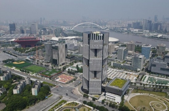 位于中國(guó)上海浦東新區(qū)世博園區(qū)的金磚國(guó)家新開(kāi)發(fā)銀行總部大樓（2022年6月17日攝，無(wú)人機(jī)照片）。新華社記者方喆攝