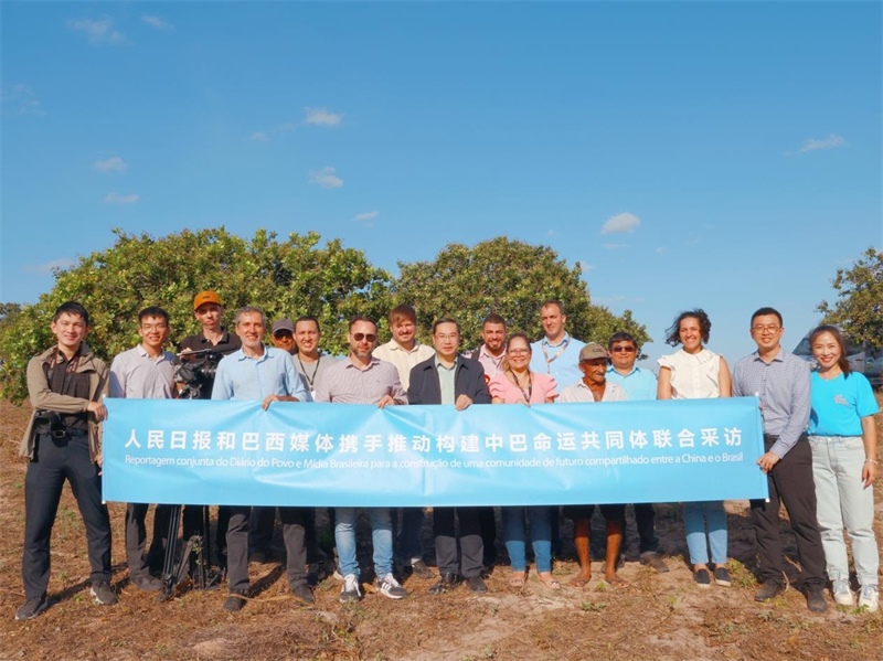 當?shù)貢r間10月24日至25日，人民日報社攜手巴西主流媒體在巴西東北部北里奧格蘭德州開展聯(lián)合采訪，拉開了以“攜手推動構(gòu)建中巴命運共同體”為主題的人民日報和巴西媒體聯(lián)合采訪序幕。圖為參加聯(lián)合采訪的中巴兩國記者與受益于中國企業(yè)扶貧項目的若昂卡馬拉市民眾合影。 人民日報和巴西媒體聯(lián)合采訪團供圖
