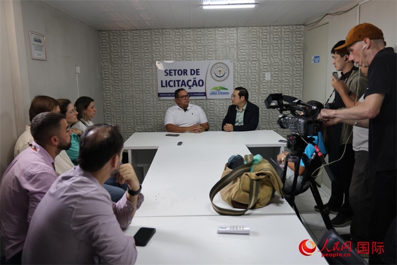 巴西東北部北里奧格蘭德州若昂卡馬拉市市長馬諾埃爾·貝爾納接受聯(lián)合采訪團采訪。 人民網(wǎng)記者 時元皓攝