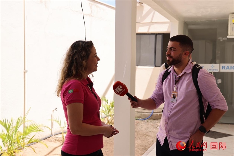 國網(wǎng)巴電文化中心負責人達尼埃拉·帕戈托接受參加聯(lián)合采訪團的巴西記者采訪。 人民網(wǎng)記者 時元皓攝