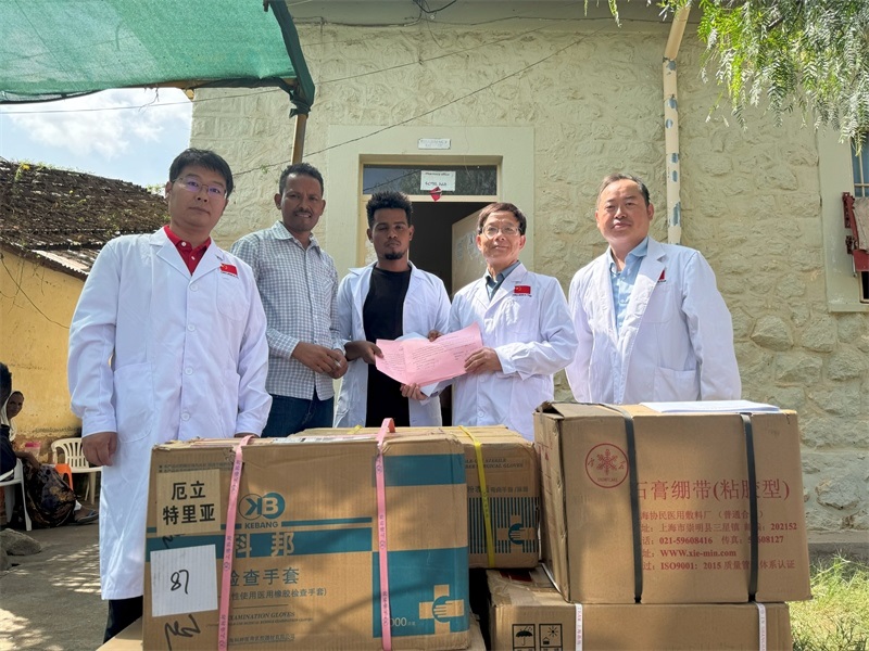 中國醫(yī)療隊向科倫醫(yī)院捐贈藥品和醫(yī)療物資。中國第17批援厄立特里亞醫(yī)療隊供圖