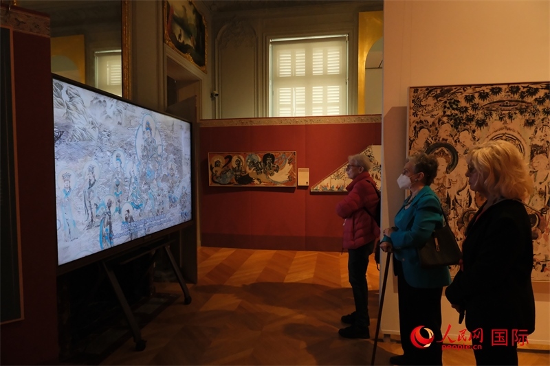 觀眾在展臺(tái)觀看錄像講解。人民網(wǎng)記者 尚凱元攝