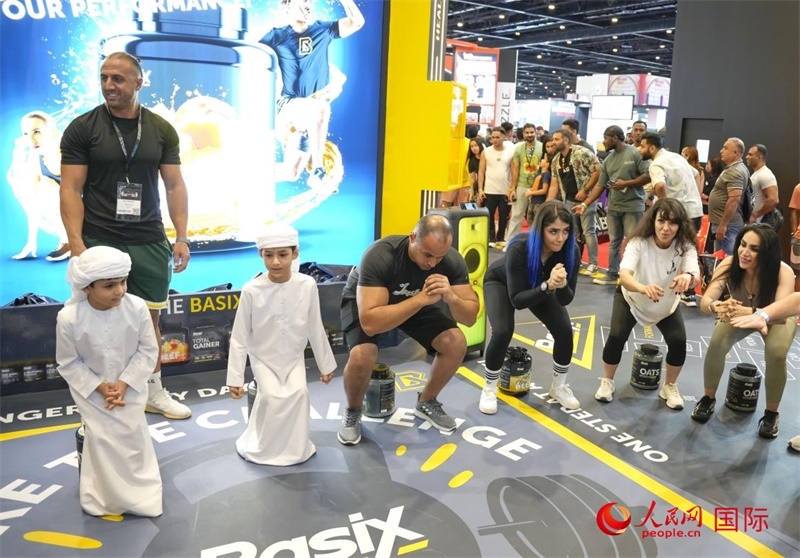 觀眾參加“蹲馬步”比賽。人民網(wǎng)中東中心分社塔里克·易卜拉欣攝